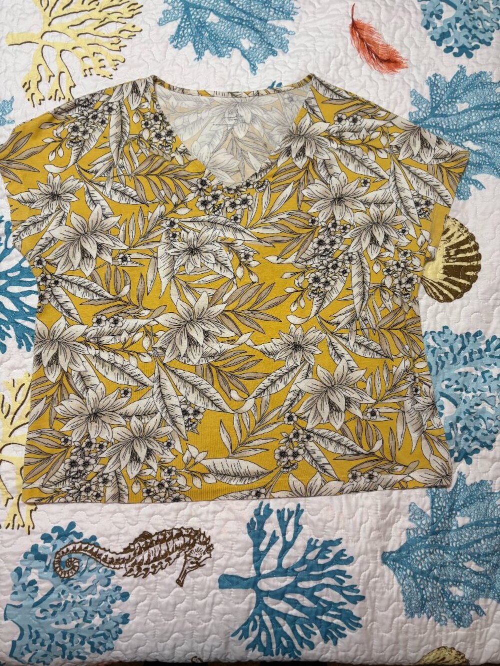 L Women's J. Jill Luxe Supima V-Neck Short Sleeve Tee Daisy Vibrant Tropical